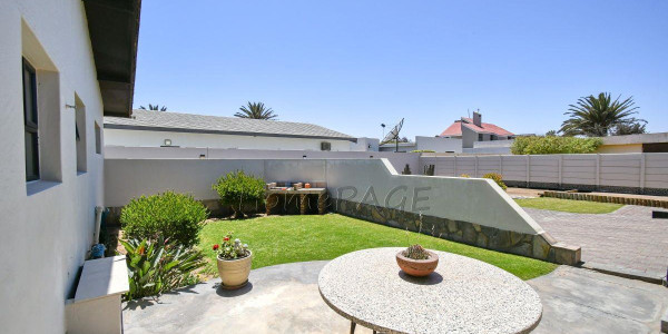 Meersig, Walvis Bay:  Beautiful 4 Bedr home IN A VERY GOOD AREA