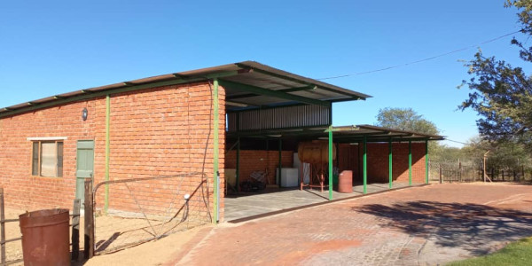 Agents Marlene, Leon and Jan presents this property, 30 km from Okahandja on the B2-road.