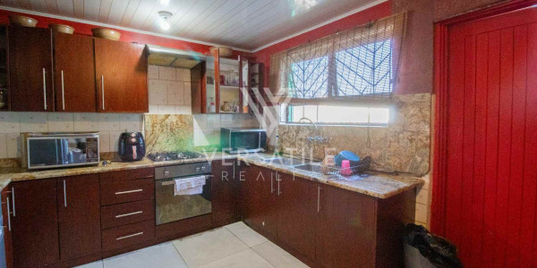 Spacious 4-Bedroom Family Home in Tamariskia, Swakopmund