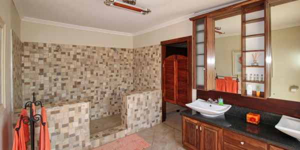 Otjiwarongo: Magnificent 4 Bedr Double Storey Villa for Sale