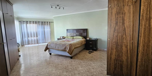 Windhoek Khomasdal, Ext.10: Spacious and modern 3 Bedroom house is For Sale