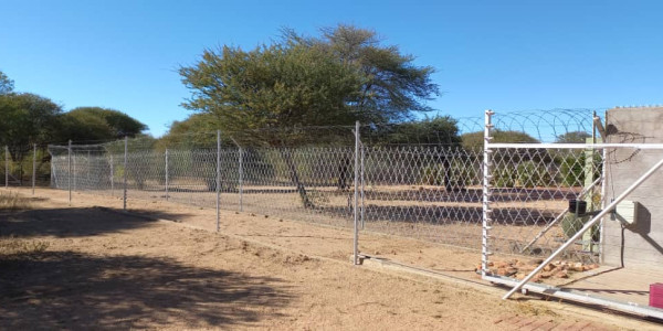 Agents Marlene, Leon and Jan presents this property, 30 km from Okahandja on the B2-road.