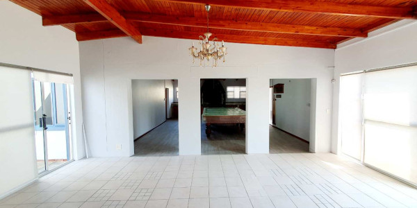 Here is a 520m² spacious living house on a 1,056m² erf.