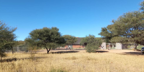 Agents Marlene, Leon and Jan presents this property, 30 km from Okahandja on the B2-road.