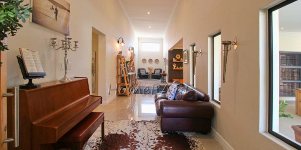 Otjiwarongo:  STUNNING, MODERN 4 BEDR HOME WITH FLAT is for sale