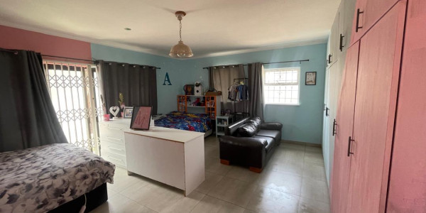 3 Bedroom house with 2 Bedroom flat for sale in the lagoon