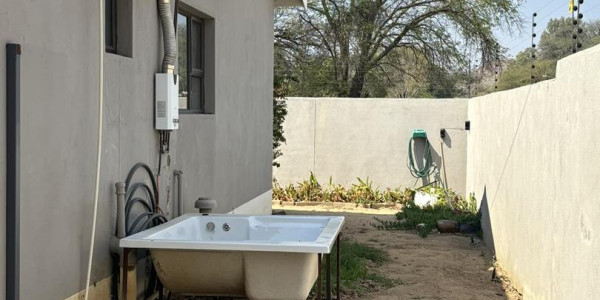 This townhouse in Okahandja offers you a fantastic opportunity! With its modern design and prime location, it offers both comfort and convenience.