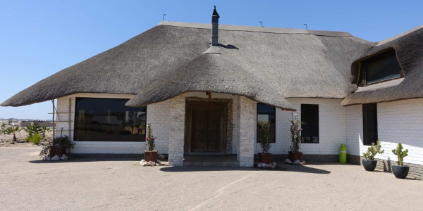 REDUCED!!! Lovely light & spacious thatch house on 10 ha plot with amazing views