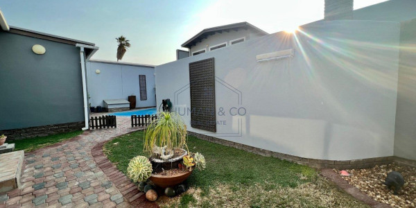 Stunning 3 Bedroom House with 2-bedroom Flat, swimming pool in prime Meersig Area