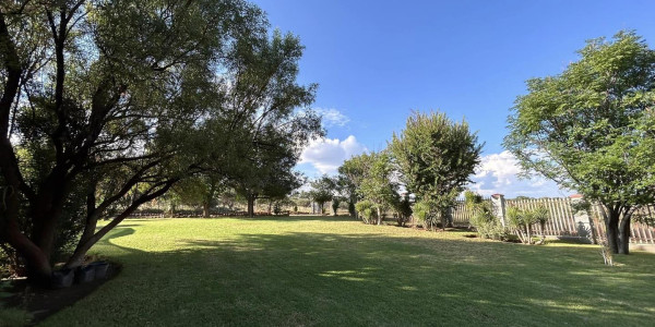 Nestled JUST outside Windhoek on the airport road, this plot could not be situated on a more prime location! Presented by Agent Melany.