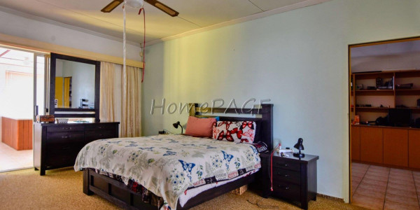 Vineta, Swakopmund:  Enormous Home with Flat is for Sale