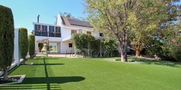 Otjiwarongo: Magnificent 4 Bedr Double Storey Villa for Sale