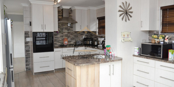 5-Bedroom Home for Sale in Sunbay, Henties Bay