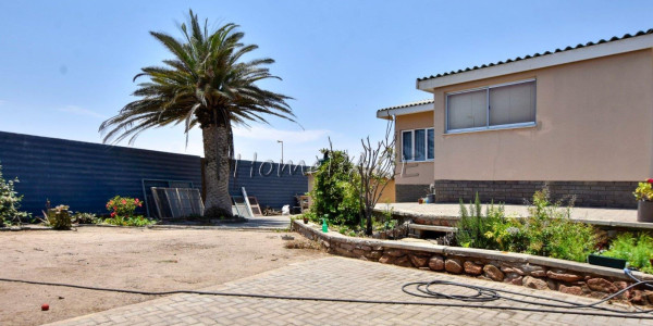 Vineta, Swakopmund:  Enormous Home with Flat is for Sale