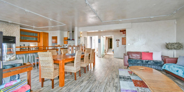 Long Beach, Walvis Bay:  Beautiful ECLECTIC Stunner home WTH FLAT is for Sales:  A RARE FIND