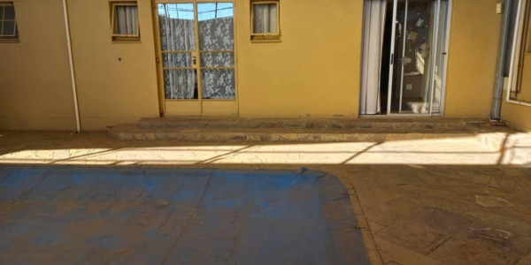 Windhoek Khomasdal: 4 Bedroom house with Flat is For Sale