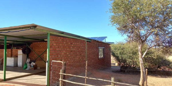 Agents Marlene, Leon and Jan presents this property, 30 km from Okahandja on the B2-road.