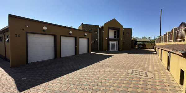 SPACIOUS 11-BEDROOM FAMILY HOME WITH TWO FLATS