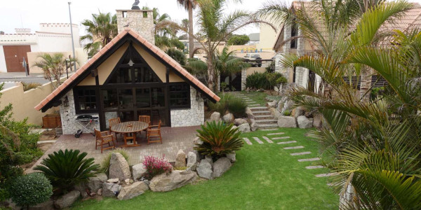 A true desert rose! Elegant warm house with endless dune views