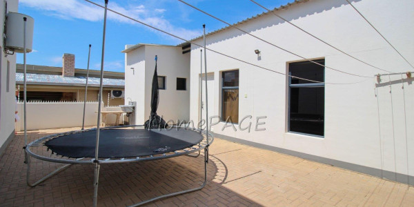 Otjiwarongo:  STUNNING, MODERN 4 BEDR HOME WITH FLAT is for sale