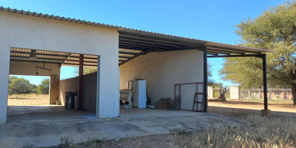 Agents Marlene, Leon and Jan presents this property, 30 km from Okahandja on the B2-road.