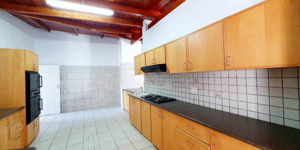 Here is a 520m² spacious living house on a 1,056m² erf.