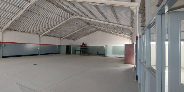 Showroom with offices and workshop to let