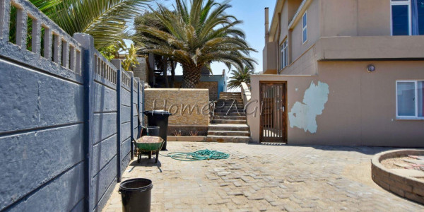 Vineta, Swakopmund:  Enormous Home with Flat is for Sale