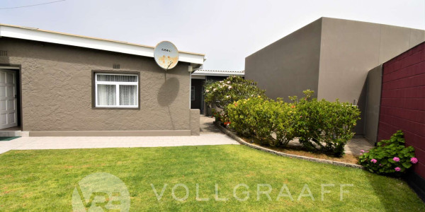 Immaculate home with 3 furnished flats!!!!