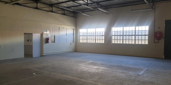 WAREHOUSE TO LET - EXCELLENT FOR RETAIL