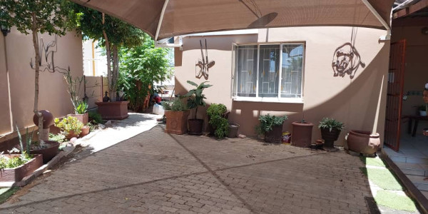 A beautiful 3 bedroom free standing house for sale in Rockycrest, windhoek, selling at N$ 1400 000