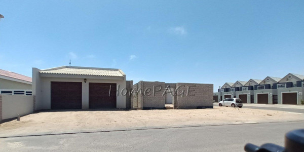 Ext 15, Swakopmund:  Plot with flat and incomplete home is for Sale