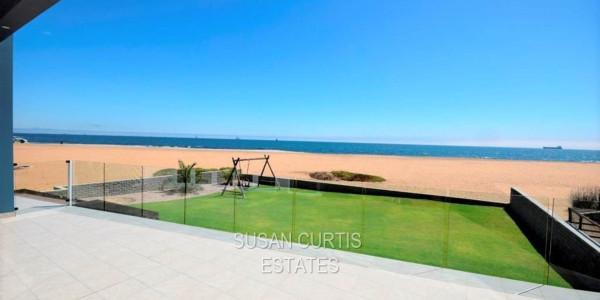 6 Bedroom Sea Front House in Ext. 2 Long Beach 