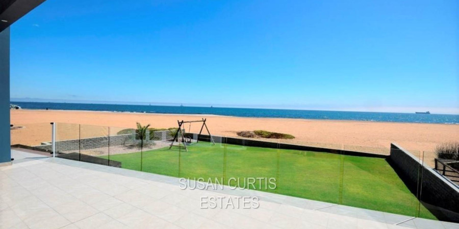 6 Bedroom Sea Front House in Ext. 2 Long Beach 